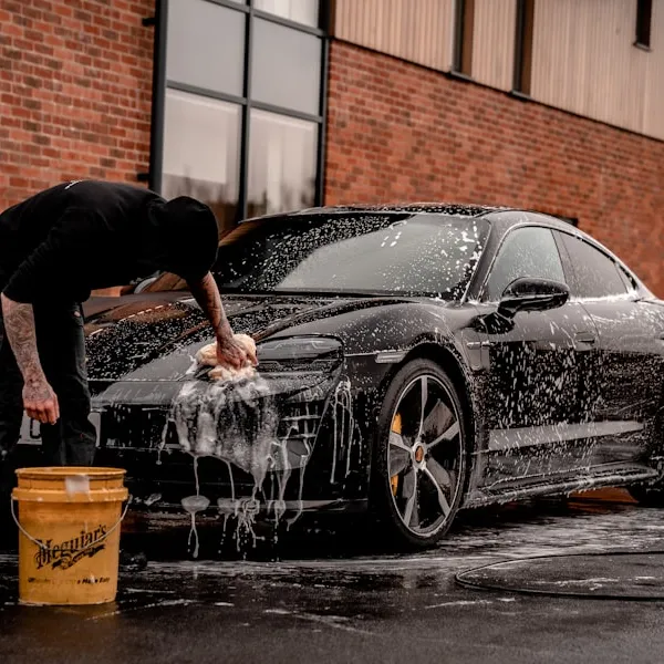 Lavado de la carrocería de un automóvil; fotografía de referencia.